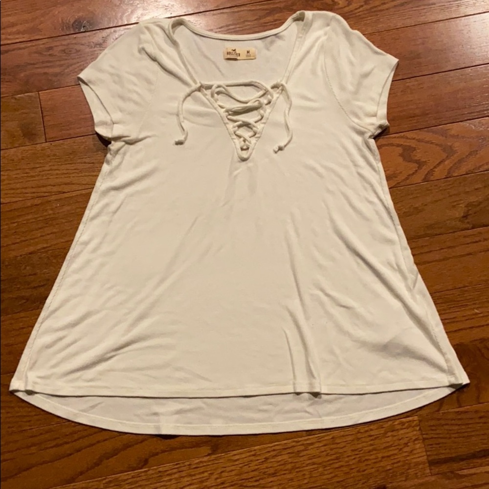 White Hollister tee with cute v-line!!